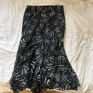 Lång kjol - Medellång kjol med mönster💞 Pris är inklusive frakt. Passar M-L.