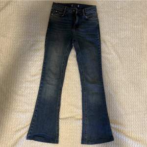 blå bootcut jeans från Gina tricot, jätte fina men kommer aldrig till användning. 