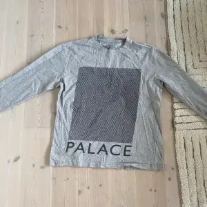 Långärmad T-Shirt från Palace. Storlek L. Riktigt bra skick! 