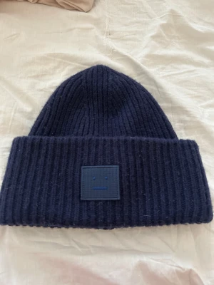 Acne mössa marinblå - En så sjukt snygg acne mössa! Köpte i månader och är osäker på att sälja💕, De är i ett jätte bra sick även och sickar post bevis.