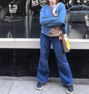 Cargo jeans  - Så coola och jättesköna jeans🌟 Säljer då dom inte kommer till användning längre. Finns ett hål vid bakfickan och två framme