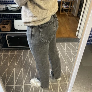 Pull and bear  - Säljer nu mina svart/grå jeans med slits på grund av att de inte kommer till användning. Använda ett fåtal gånger, som nya! Frakt tillkommer❣️