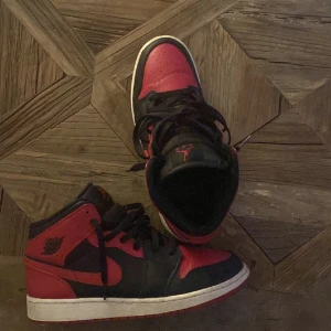 Jordan 1 - Säljer dessa jordans i storlek 39. Skrona är i ett bra skick och box tillkommer. Vid eventuella frågor eller funderingar kom privat 💕💕  (Lånade bilder)