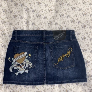Ed Hardy skjol  - En jätte fin äkta Ed Hardy skjol med design på backsidan. Köpte den nyligen av en annan säljare fast storleken vart lite stor för mig.   Men annars finns det inget fel på skjolen Kontakta gärna 💓 OBS tar endast swish och frakt📦köparen står för frakten