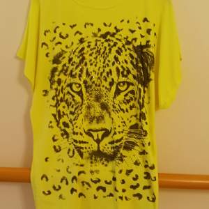 Gul T-shirt med leopard