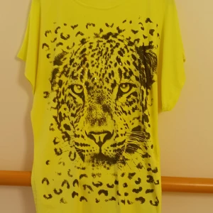 Gul T-shirt  - Gul T-shirt med leopard