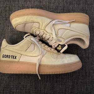 Nike air force 1 Gore-tex gold khaki - Ovanliga vattentäta air force 1, Använda men hyfast skick