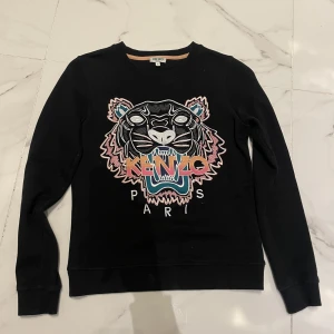 Kenzo tröja  - Superfin tröja från Kenzo, sparsamt använd i nyskick! 🖤 Storlek S men lite liten i storleken så passar en XS 
