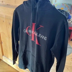 Säljer Calvin Klein hoodie  - Säljer min gamla Calvin Klein hoodie då jag inte använder den längre. Den är i fint skick och äkta såklart. Några frågor är det bara att skriva:)