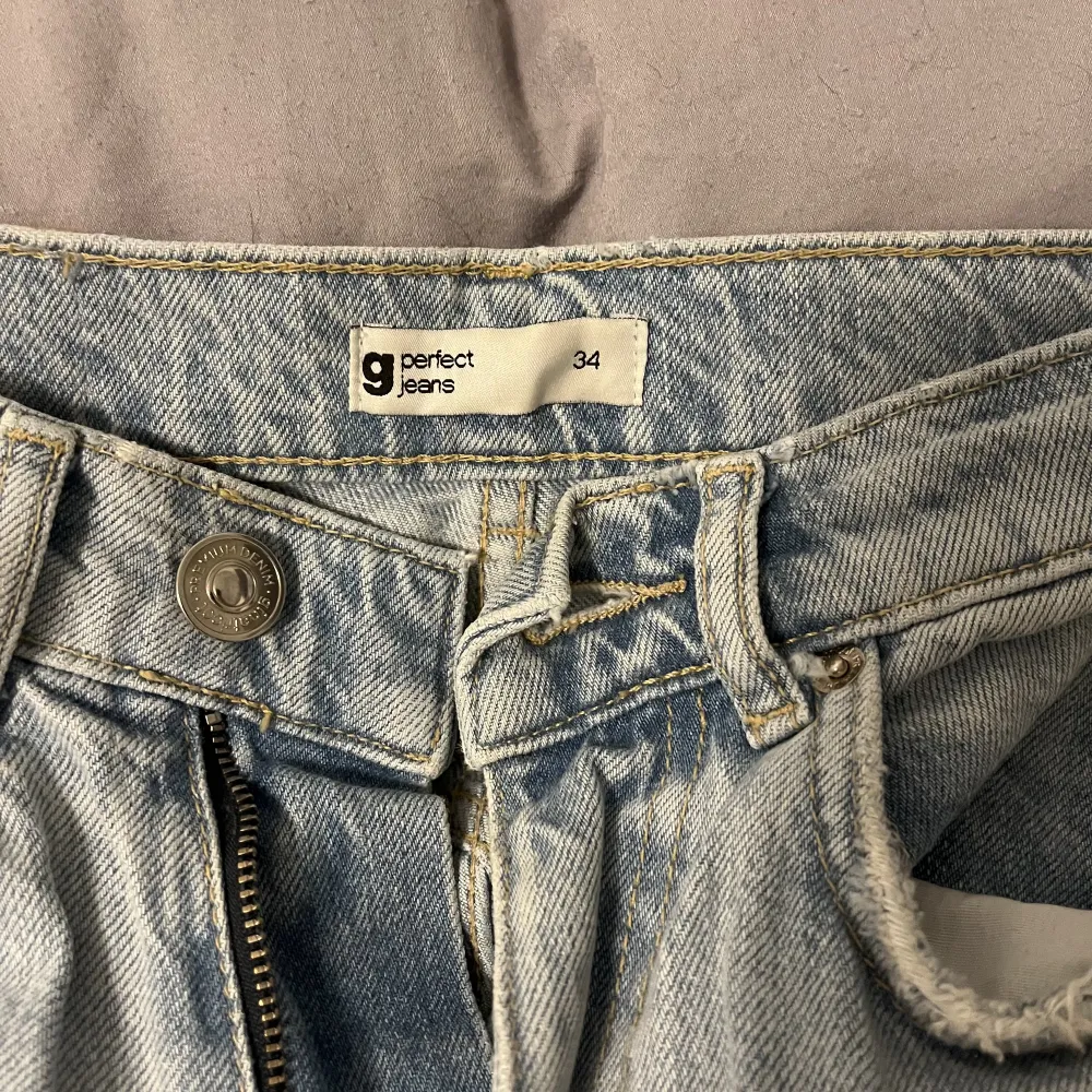 Snygga straight jeans med hål i knäna från Gina tricot strl 36. Väldigt snygga, nypris: 599kr. Säljer för 400kr.. Jeans & Byxor.