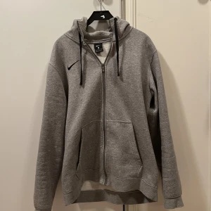 Nike ziphoodie - Hej säljer min nike tröja som har legat och skräpat i gadderoben då den blivit förliten för mig, det är storlek M på tröjan men kan även passa storlek S