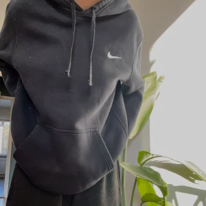 Nike hoodie - Svart Nike hoodie jag tror kommer från stadium. Bra skick! Storleken är liten, (tröjan ser större ut på bilden) :)