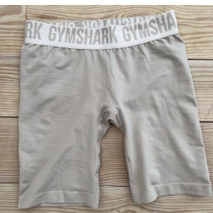 Gymshark träningsshorts  - Oanvända träningsshorts från Gymshark. Nypris: 299kr. Ej squatproof, så rekommenderar att ha hudfärgade underkläder:). Storlek S. Färgen syns bäst på första bilden.
