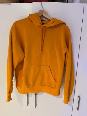 Orange hoodie  - Den är i bra skick men därigenom är lite utvättad 