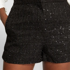 Maje glittet shorts - Säljer dessa ASsnygga maje shorts i tweed materal med små paljetter på🤍 Köpte för typ ett år sen och har använts ett fåtal gånger. Så snygga shorts att ha både barbent och till nylonstrumpbyxor! Köpte dom för 2599 och säljer nu för 1800!❤️‍🔥