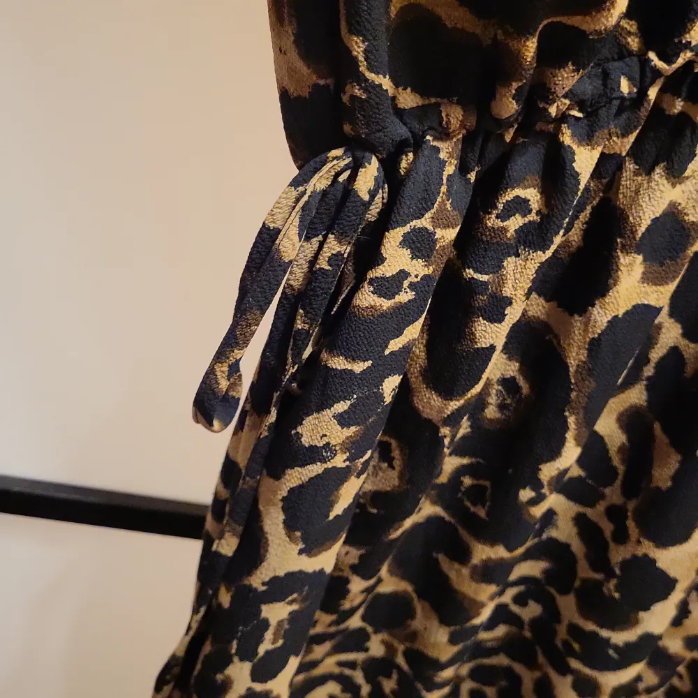 Leopardmönstrad klänning i strl 3XL från KappAhl. Nyskick. Endast använd en gång.  Finns snörning i sidorna man kan dra åt. . Klänningar.