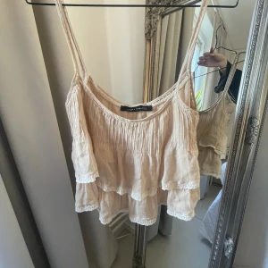 Volangtopp - Gullig topp ifrån zara