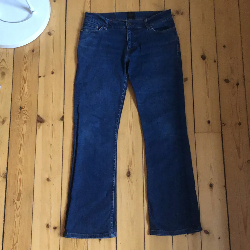 Lågmidjade jeans från Tider of Sweden i jättebra skick!  Midjemått: 81cm  Innerbenslängd: 75cm Frakt 64kr. Jeans & Byxor.