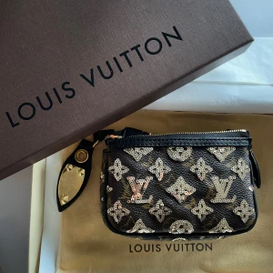 LOUIS VUITTON 2009 MINI POCHETTE  - Vintage , köpt på Bukowski auktion. Säljer med box och papper och certifikat  Ej använd av mig! Som ny!   Swish  Möts i Nacka eller Södermalm 