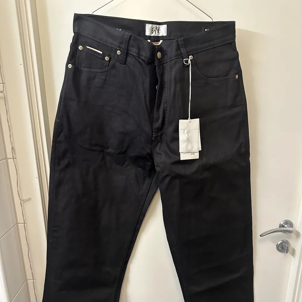 Säljer ett par svarta Eytys benz jeans i storleken 32/34 som är helt oanvända cond 10/10. Pm ifall det önskas fler bilder eller har några frågor.. Jeans & Byxor.