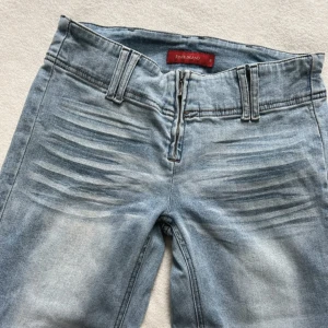 Lågmidjad jeans - Super fina jeans utan fickor, dom är glittriga men syns ej så bra på dessa bilder, skriv så skickar jag en tydligare bild! Dom är från river island och väldigt bra skick💕 Innerbens måttet är 79cm midjan 34 tvärs över och längden 98,5cm😋