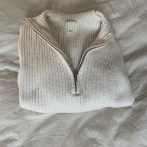Stickad zip-up/ kofta med dragkedja - Säljer nu denna AS fina stickade zip-up tröjan från hm, köptes för runt 1år sen o säljs därför inte lägre dock är den bara använd vid 1 tillfälle alltså i nyskick🫶🏻 köptes för 399❤️ (köp direkt för 300)