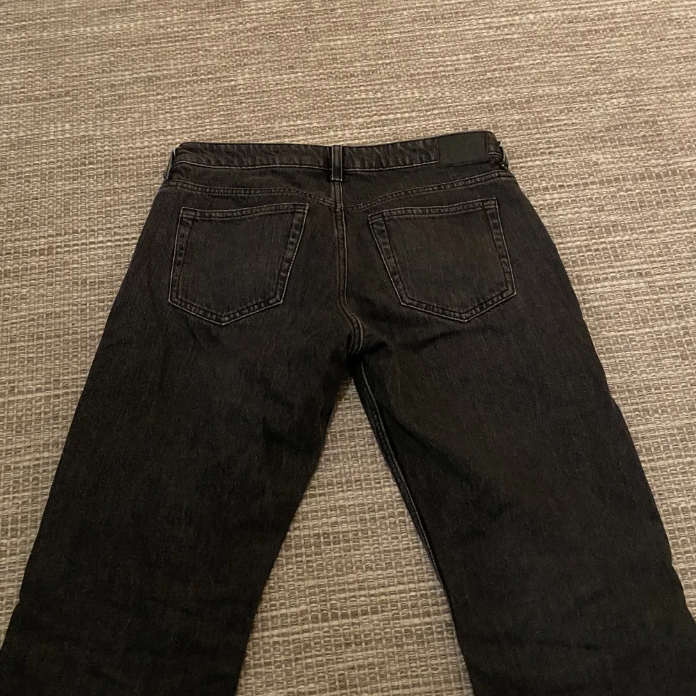 Svarta/gråa lågmidjade jeans från Weekday, skulle säga att dem är straight i benen och sitter perfekt i längden på mig som är 1,58!💕. Jeans & Byxor.