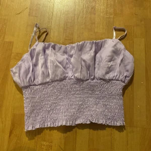 Sommar top - En fin tröja till sommaren i nyskick (använd drygt en sommar) säljer för hade ingen andvändning av. 