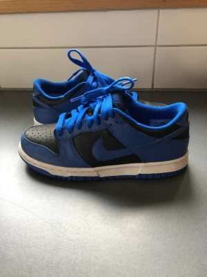 Nike dunk hyper cobalt  - Nike dunk hyper cobalt. Nästan helt oandvända bara andvända 2 gånger. Dom är i mycket bra skick. Jag säljer pga för liten storlek. Skorna är äkta och köpta för 1500kr.