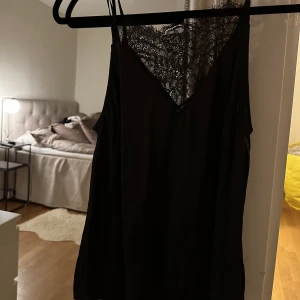 Linne - Svart silkeslinne med spets 🌼