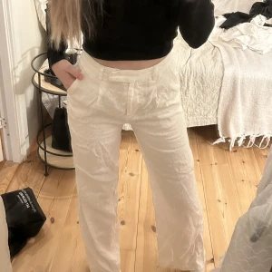 Vita linnebyxor äkta linnetyg 100kr - Vita linnebyxor i äkta linne strl 34. De är långa och går ner till fötterna på mig som är 172 med långa ben, när de stryks. Nyskick, använda endast en gång. Från NAKD.  300kr eller prisförslag  Mötas Uppsala / postas Vid köp av mer kan paketpris ordnas 