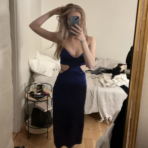 Kungsblå långklänning i satin strl XS - Superfin långklänning i skimrigt kungsblått satintyg. Använd två gånger, 200kr. Sälj billigt pga liten defekt se bild 3. Perfekt till bal tex  Postas / möts i Uppsala Säljer mer (även en till balklänning) Vid köp av mer kan paketpris ordnas