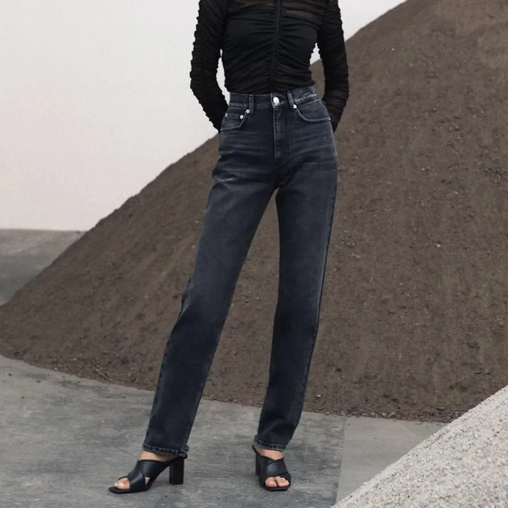 Off-black jeans med slitningar nertill  från Nicki Studios/Gina Tricot. Storlek 34. Material: 99% bomull 1% elastan. Skick: Inga anmärkningar, jättefint skick! Referens: Jag är 167 med långa ben och de är bra längd på mig! 169 kr inkl frakt, skriv innan!. Jeans & Byxor.
