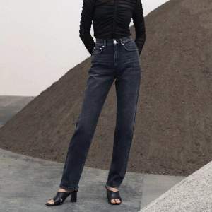 Off-black jeans med slitningar nertill  från Nicki Studios/Gina Tricot. Storlek 34. Material: 99% bomull 1% elastan. Skick: Inga anmärkningar, jättefint skick! Referens: Jag är 167 med långa ben och de är bra längd på mig! 169 kr inkl frakt, skriv innan!