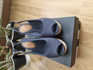 Sandaler  - Fina sandaler i bra skick, används bara några gånger. 