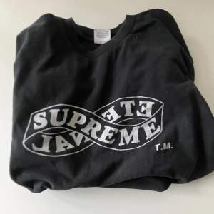 - Black Supreme Eternal T-Shirt - Köpt i Supreme Shop i New York  - Hög Kvaliet, håller bra kvalitet efter tvätt