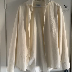 Skjorta - Super skön bomulls skjorta i cremevit. Är i storlek L/M. Närke These glory days.   Pris kan diskuteras 