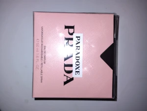 Årets doft Prada  - Årets kvinnliga doffr från Prada köpt på kicks o öppnad