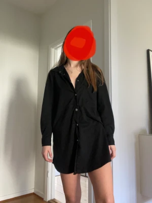 Skjortklänning/ oversize skjorta - Fin oversize skjorta / skjortklänning i lite tunnare fejk-”mocka” Är strl L men jag med strl s/xs har använt som skjortklänning eller haft som öppen skjorta utanpå Passar xs-L beroende på hur man vill att den ska sitta
