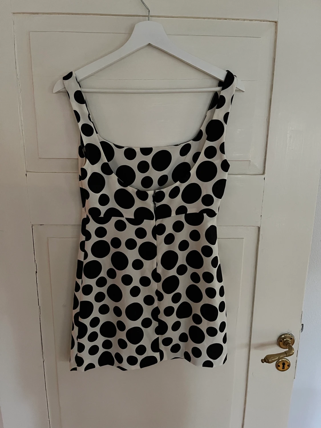 Prickig klänning med djup rygg - 90