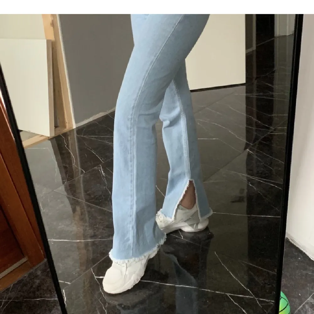 Säljer dessa snygga jeans med slits från en av Hanna schönbergs kollektioner med nakd🫶🏻 Används ej längre och är i toppen skick🥰 Perfekt längd på mig som är 173! Storlek 36, hur fina som helst❤️Frakt betalas av köparen. Jeans & Byxor.
