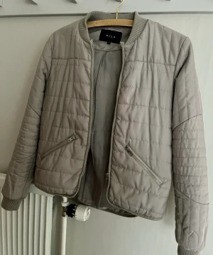 Jacka som är vindtät - Fina beige jacka från Vila.