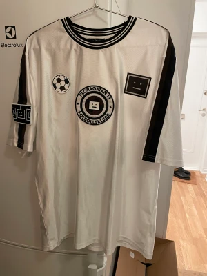 Acne Studios Tröja - Säljer min Acne Studios tshirt. Från 2018-sportkollektionen ”Floragatan 13”. Skön till våren sommaren, funkar även grymt som träningströja förstås - för den som vill! 