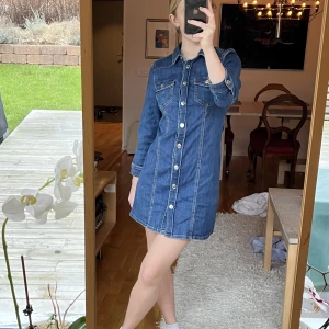 Jeansklänning - Jeansklänning köpt på sellpy frångicks tricot😊