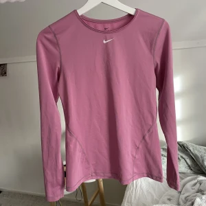 Nike träningströja - Snygg träningströja från nike, använd 2 gånger, nyskick. Nypris 299 kr