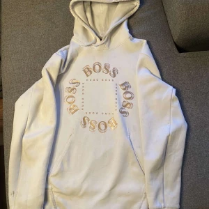 Hugo Boss hoddie - Säljer min Hugo boss hoddie då jag inte kan ha den längre storlek m. Hyfsat bra skick. Köpt på Johnells nypris 2199kr  Prisen är ej hugget i sten! Står ej för frakten