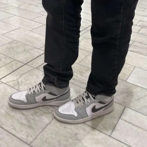 Jordan 1 mid - Säljes i befintligt skick!  Storlek 43-44  Hyfsat fina inga (defekter) Vid snabb affär så kan jag gå ned i pris står ej för frakt!