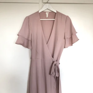 Balklänning/långklänning - I nyskick, aldrig använd långklänning eftersom den var lite för liten, passar stl 34/36, jättefin! Har tyvärr inga fler bilder