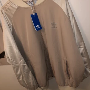 Adidas jacka helt ny !!  - Helt ny adidasjacka .  500kr 