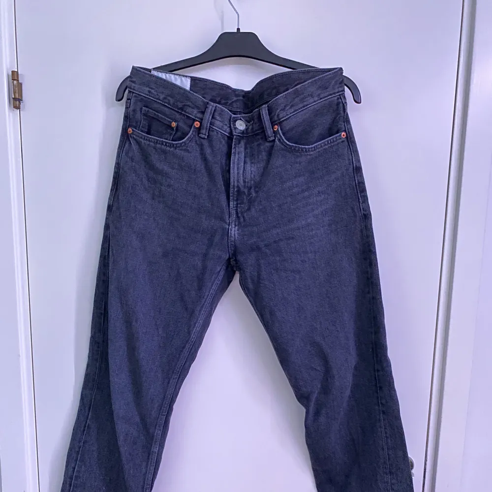 Knappt använda Jeans från H&M, passar väldigt bra, väldigt bra skick. Storlek 30/32, kontakta innan köp. . Jeans & Byxor.